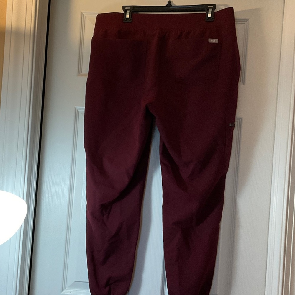 FIGS Women's Uniform Burgundy Ankle Jogger Pants & Top Set - Picture 3 of 7